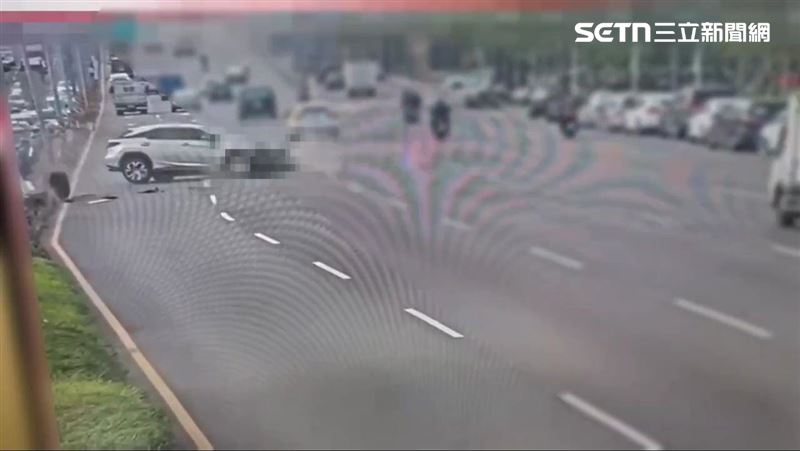 北市方翁開車自撞分隔島，導致燈桿傾倒砸中對向3部轎車。（圖／翻攝畫面）