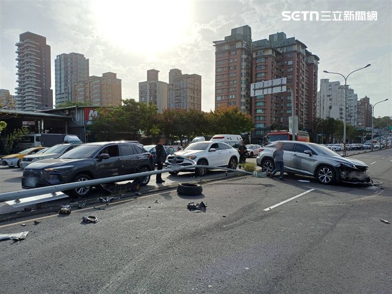 北市方翁開車自撞分隔島，導致燈桿傾倒砸中對向3部轎車。（圖／翻攝畫面）