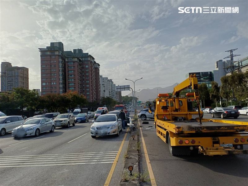 北市方翁開車自撞分隔島，導致燈桿傾倒砸中對向3部轎車。（圖／翻攝畫面）