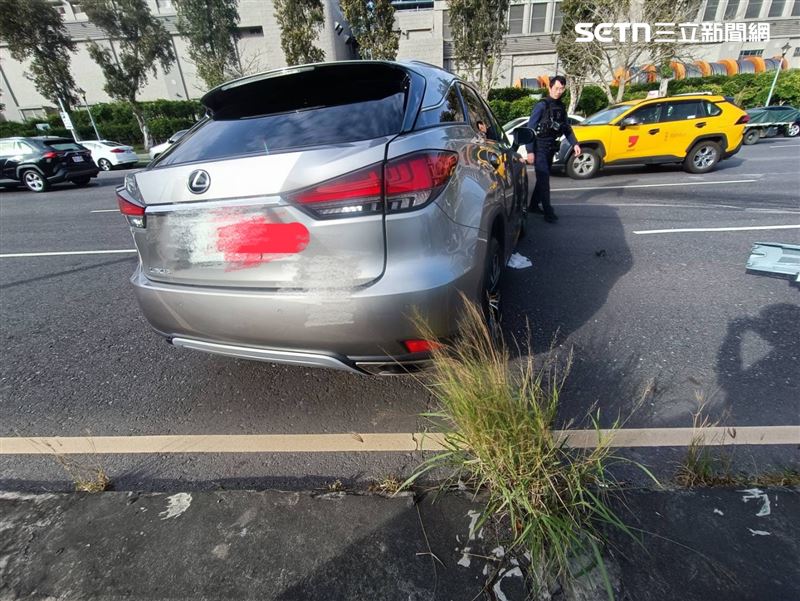 北市方翁開車自撞分隔島，導致燈桿傾倒砸中對向3部轎車。（圖／翻攝畫面）