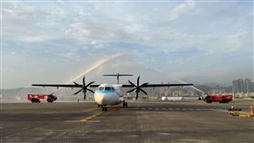 華信航空ATR新機B-16865 今抵達松山機場。（圖／華信航空提供）