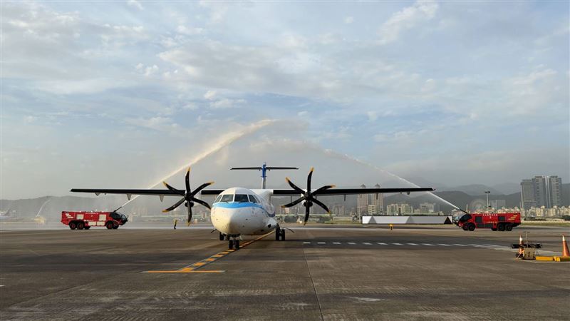 華信航空新機今抵台！松山機場水門禮迎接