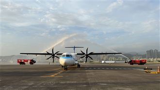 華信航空新機今抵台！松山機場水門禮迎接