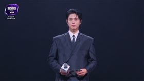 朴寶劍穿著全黑西裝登場，帶著全場默哀將近30秒。（圖／翻攝自Mnet TV）