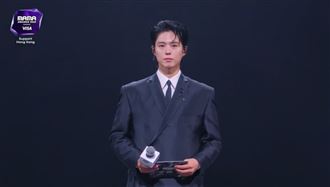 朴寶劍全黑現身MAMA　帶所有人默哀30秒