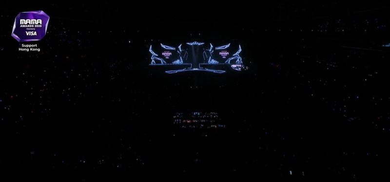 MAMA典禮開場，全場先關燈默哀將近30秒。（圖／翻攝自Mnet TV）