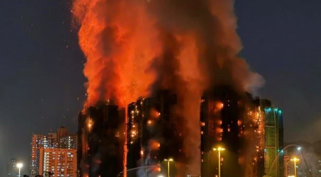 現實中，宏福苑落成於1983年，樓齡42年，共有8棟建物、1984戶、31層高。火警發生時，大樓外牆正進行維修，覆蓋易燃竹棚與保護網。（圖／翻攝自Threads）