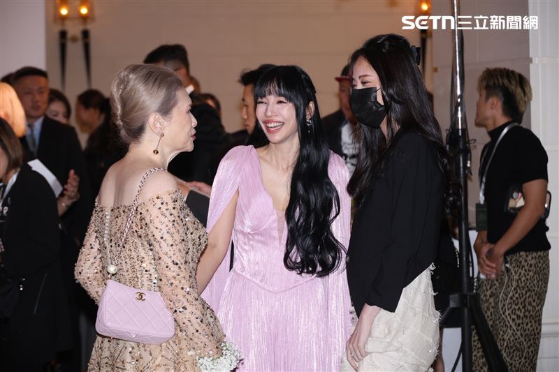 李靚蕾（中）爆乳現身婚禮。（圖／記者鄭孟晃、趙于瑩攝影）