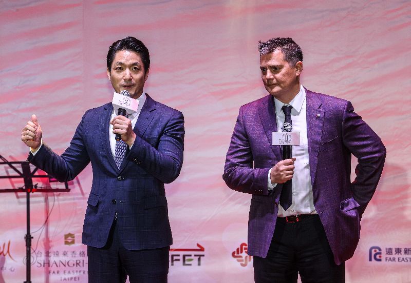 遠東集團28日晚間在遠企中心噴水池廣場舉辦耶誕點燈儀式，台北市長蔣萬安（左）與遠東集團創新長徐國安（右）出席