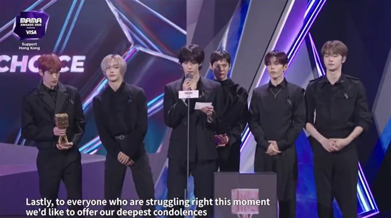 RIIZE 本日獲得MAMA的Fan&rsquo;s Choice大賞，全員都在服裝上佩戴黑色哀悼絲帶。（圖／翻攝自Mnet Plus）