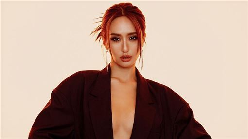 薔薔跟法拉利姐比辣！穿這樣全場噴鼻血