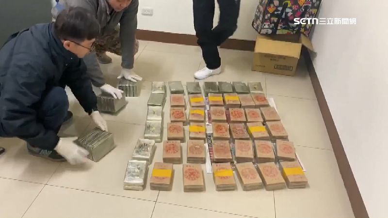 一塊塊海洛英磚擺在地上