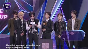 BOYNEXTDOOR成員 JAEHYUN（左三）用流利中文向香港慰問。（圖／翻攝自Mnet Plus）