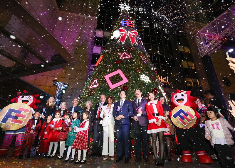 遠東集團28日晚間在遠企中心噴水池廣場舉辦「2025年遠東集團第32屆耶誕點燈晚會」，台北市長蔣萬安（2排左7）與遠東集團創新長徐國安（2排左8）等人出席，在耶誕樹前一同合影