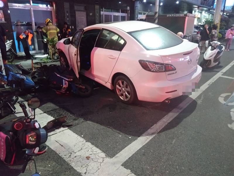 兩車撞擊後，又波及其他車輛，造成6人受傷。（圖／翻攝畫面）