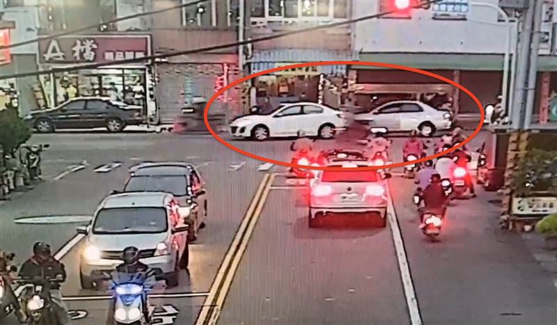 64歲李男從後面撞擊61歲的呂男。（圖／翻攝畫面）