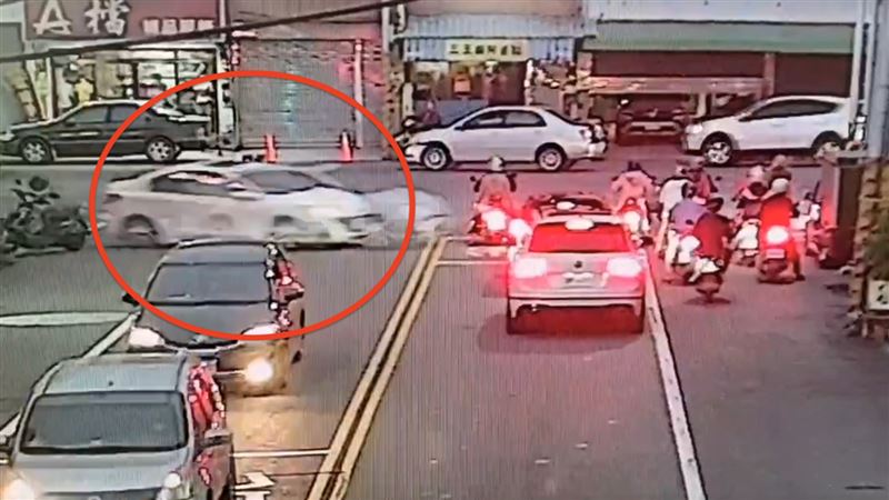 呂男又爆衝大迴轉，撞擊正在停等紅燈的一整排摩托車。（圖／翻攝畫面）