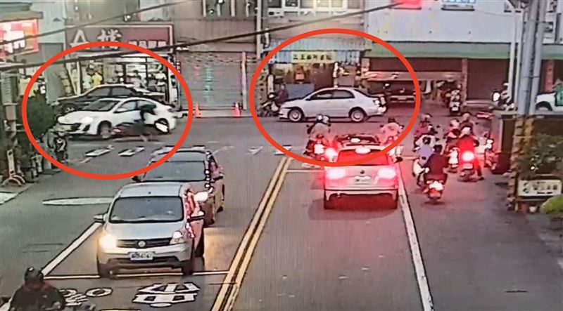 呂男被撞後往前衝，撞擊對向的摩托車。（圖／翻攝畫面）