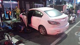 台南連環車禍6人傷　驚悚撞擊瞬間曝光