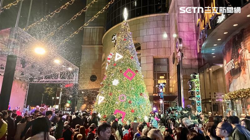 遠企中心設置12米高的璀璨聖誕樹。(圖／記者賴俊佑攝影）