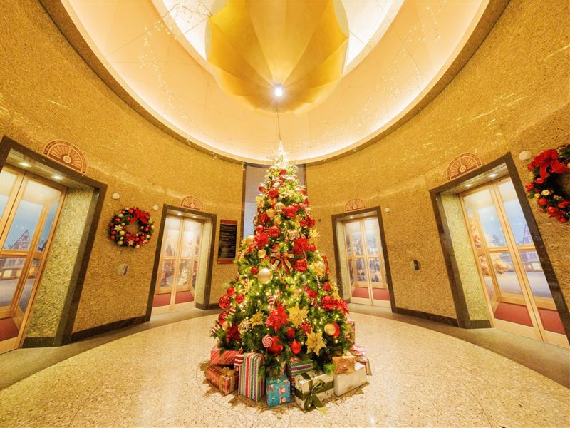 一樓梯廳復刻《巧克力冒險工廠》音樂劇中的「透明電梯」，上方「復古樓層指針」致敬工廠機械美學，細節充滿巧思。(圖／遠東香格里拉提供）