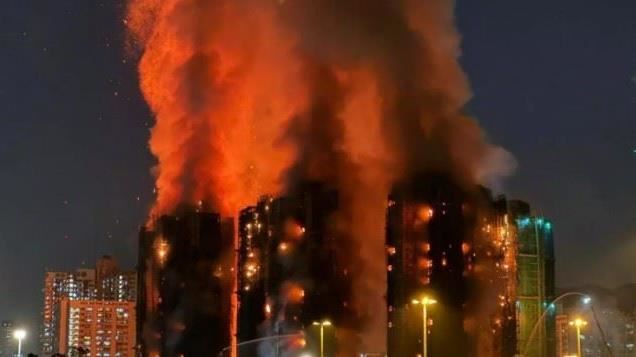 談到火勢為何迅速擴散，甄妮提到外界將責任全推給竹棚並不公平，因火勢疑似由煙蒂點燃綠網，加上外牆發泡膠與施工綁繩等材質都屬易燃物，才導致火勢往上快速竄升。（圖／翻攝自Threads）