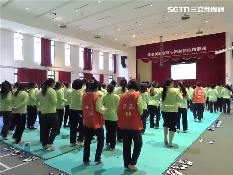 監方更採納「種子教官」模式，各工場所選出的收容人先接受專業示範，再返回各工場帶領同伴練習，以點帶面推動運動習慣養成，讓健康促進形成良性循環。（圖／台中女監提供）