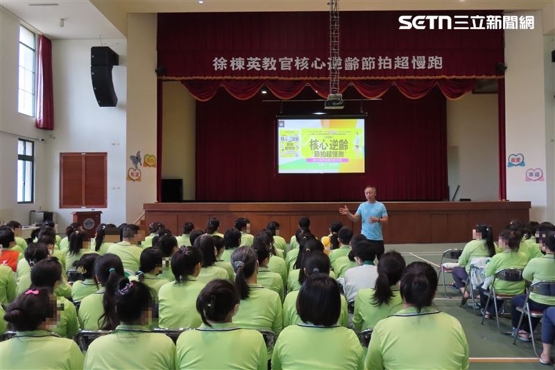 台中女子監獄邀請運動推廣者徐棟英教官入監，帶領收容人示範「核心逆齡節拍超慢跑」。（圖／台中女監提供）