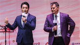 蔣萬安、徐國安出席遠東集團耶誕點燈儀式遠東集團28日晚間在遠企中心噴水池廣場舉辦耶誕點燈儀式，台北市長蔣萬安（左）與遠東集團創新長徐國安（右）出席。中央社記者鄭清元攝　114年11月28日