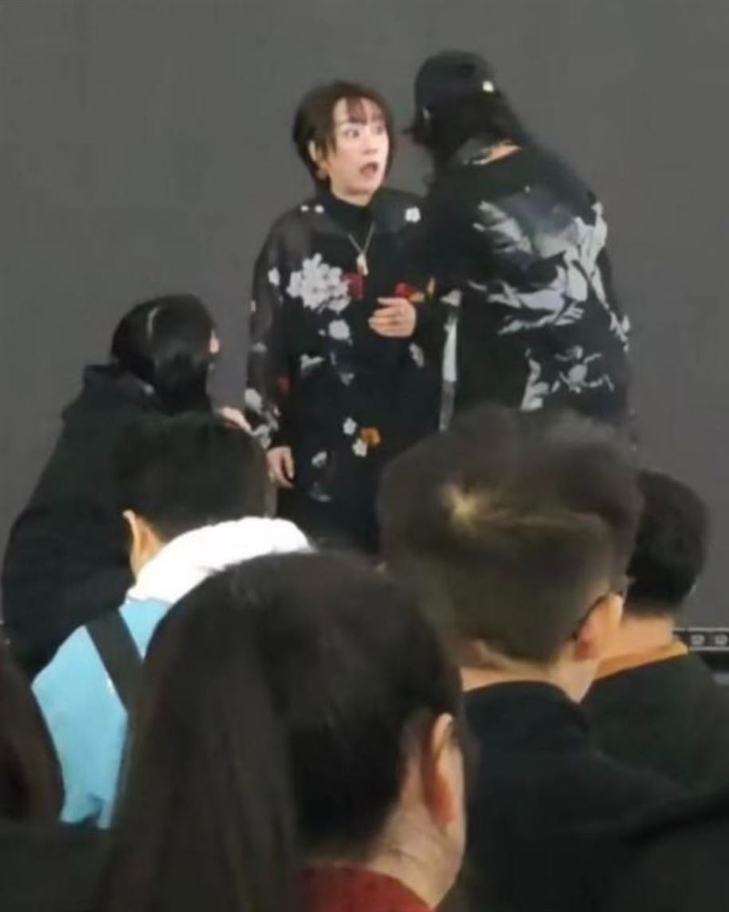 大槻真希被兩個工作人員搶走麥克風，並趕她下台，讓她當場露出驚訝表情。（圖／翻攝自矢板明夫臉書）