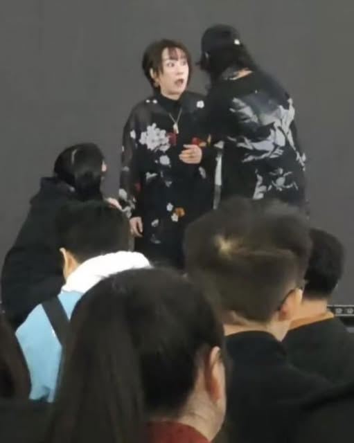 日本歌手大槻真希正在上海演唱知名動漫《海賊王》的片尾曲時，被帶下舞台露出驚訝表情。(圖/翻攝矢板明夫臉書)