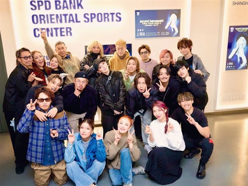 濱崎步中國演唱會突遭取消，濱崎步PO出與工作人員合照，無奈發聲。（圖／翻攝自濱崎步IG）