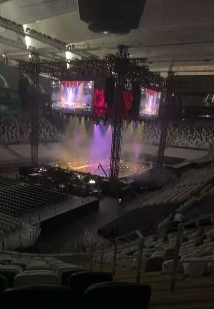 「小紅書」上流傳一張濱崎步演唱會現場的舞台照，舞台燈光亮著，台下空無一人，讓許多粉絲心碎。（圖／翻攝自小紅書）