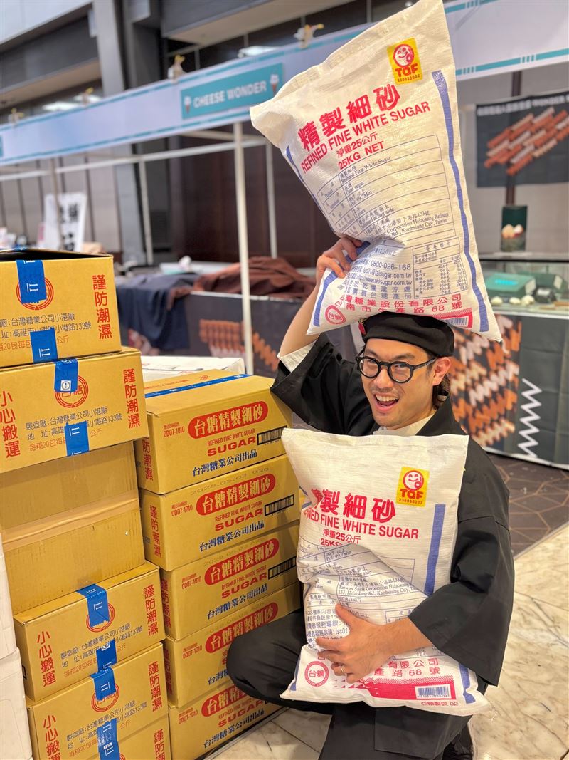 池田喬俊透露，台糖送他一個大驚喜，特製了一個「砂糖抱枕」送給他。（圖／翻攝自池田喬俊X平台）