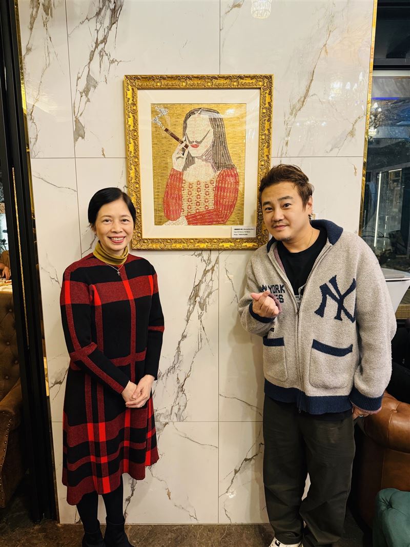 綠茶跟香港的藝術家孔丹蕾女士合照。（圖／阿爾迦莊園提供）