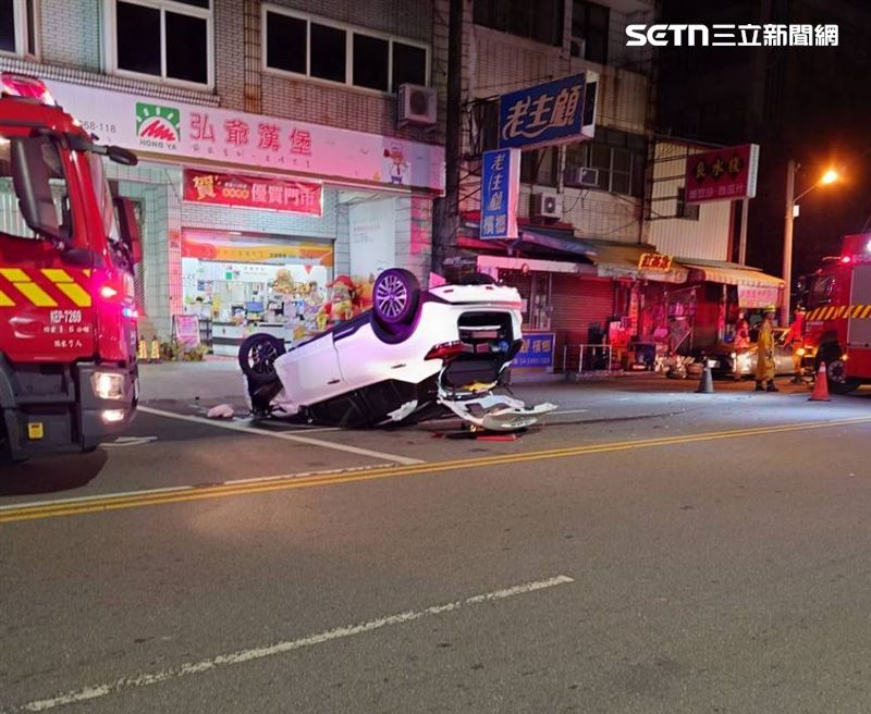 台中西屯發生自撞車禍，26歲女子酒駕衝撞路邊停車後翻車。（圖／翻攝畫面）