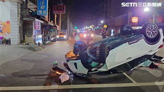 26歲女酒駕自撞烏龜翻！狼狽爬車外狂吐