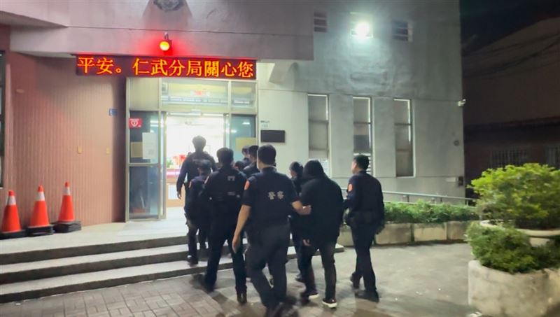 動手的4人被警方帶回偵訊。（圖／翻攝畫面）