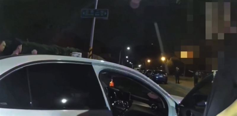 警方盤查可疑車輛。（圖／翻攝畫面）