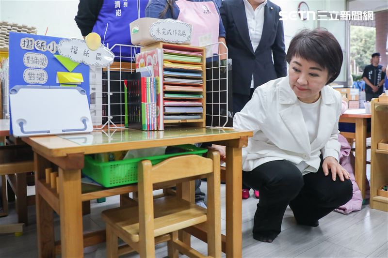 台中市長盧秀燕親自視察領用流程，鼓勵孩子珍惜使用。（圖／台中市府提供）