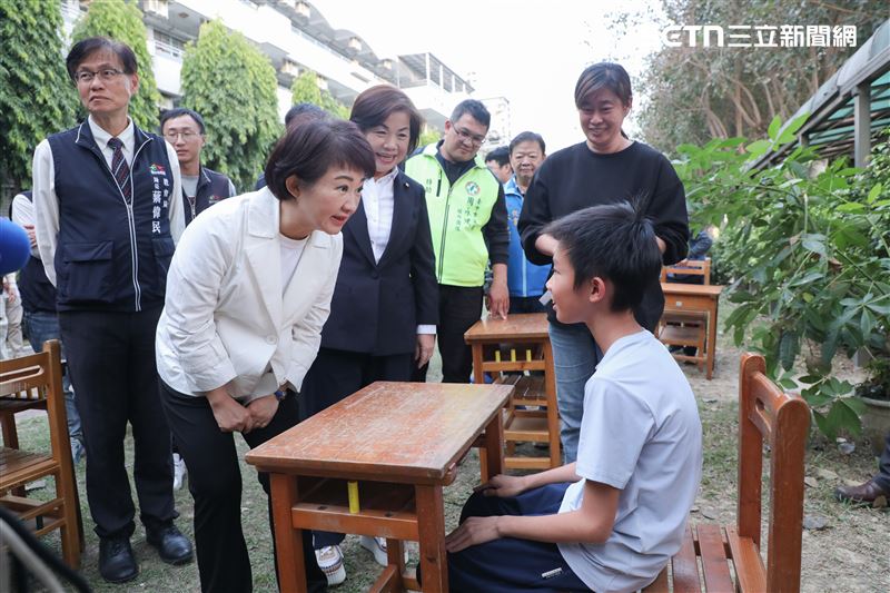 台中市長盧秀燕親自視察領用流程，鼓勵孩子珍惜使用。（圖／台中市府提供）