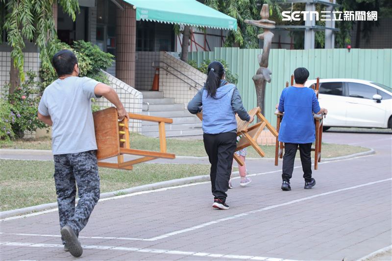 台中市府汰換全市中小學15萬套木製課桌椅，並開放學生登記免費領取。（圖／台中市府提供）