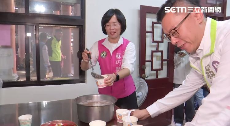 參與宮廟參拜行程，蘇巧慧在現場幫眾人盛湯圓。（圖／翻攝畫面）