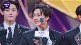 成員梁禎元首先大喊粉絲名「ENGENE」，情緒激動地表示感謝。（圖／翻攝自Mnet Plus）