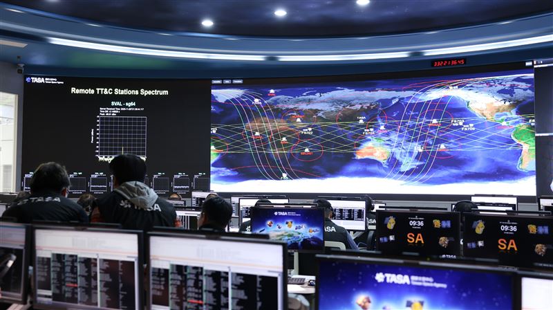 福衛八號首顆衛星「齊柏林」清晨5點34分首度與位於挪威海外地面站通聯。（圖／國家太空中心TASA提供）