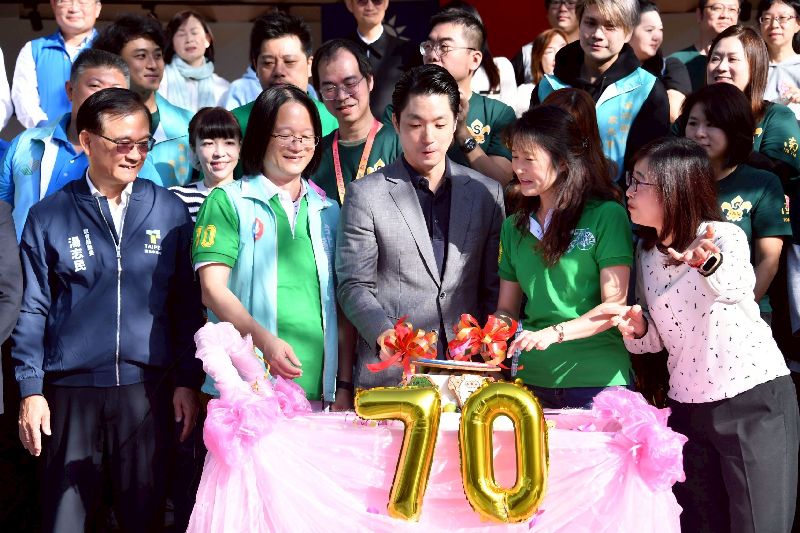 台北市長蔣萬安（前中）29日出席建安國小70週年校慶，他在會前被媒體堵訪詢問是否支持重啟核能表示，電力即算力、算力即國力，中央政府早就該做好通盤規劃。（台北市政府提供）