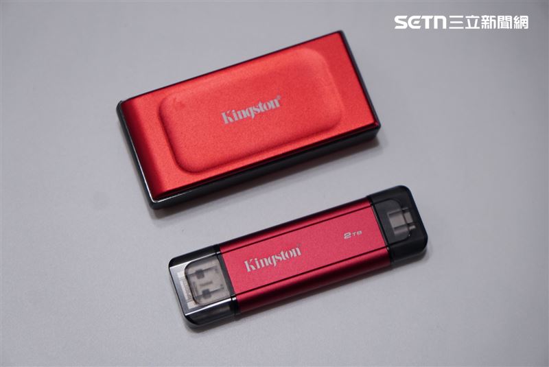 Kingston Dual Portable SSD體積大概就是XS1000的一半而已