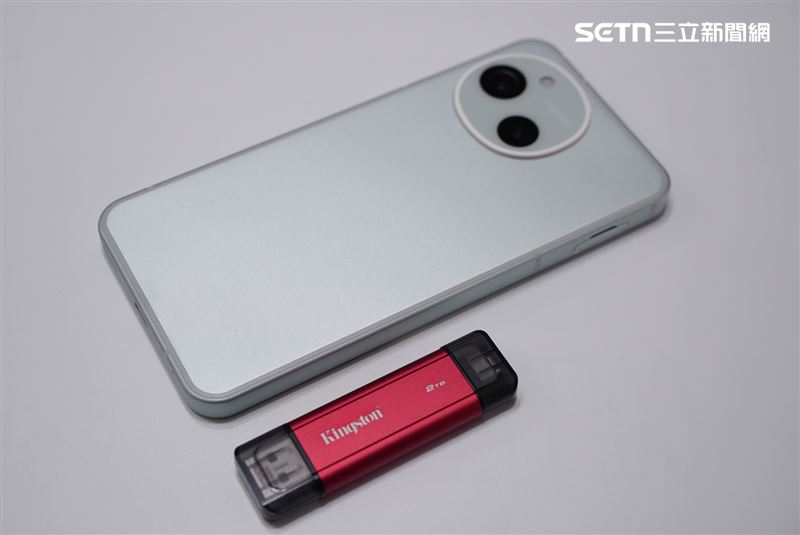 跟6.1吋的小手機相較，長度大約是手機的一半而已，十分小巧