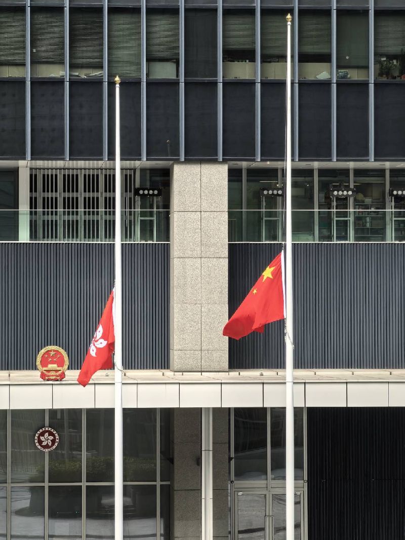 香港宏福苑大火迄今造成128人死亡，逾百人生死未卜。香港政府自11月29日至12月1日在全港政府建築物及設施下半旗誌哀