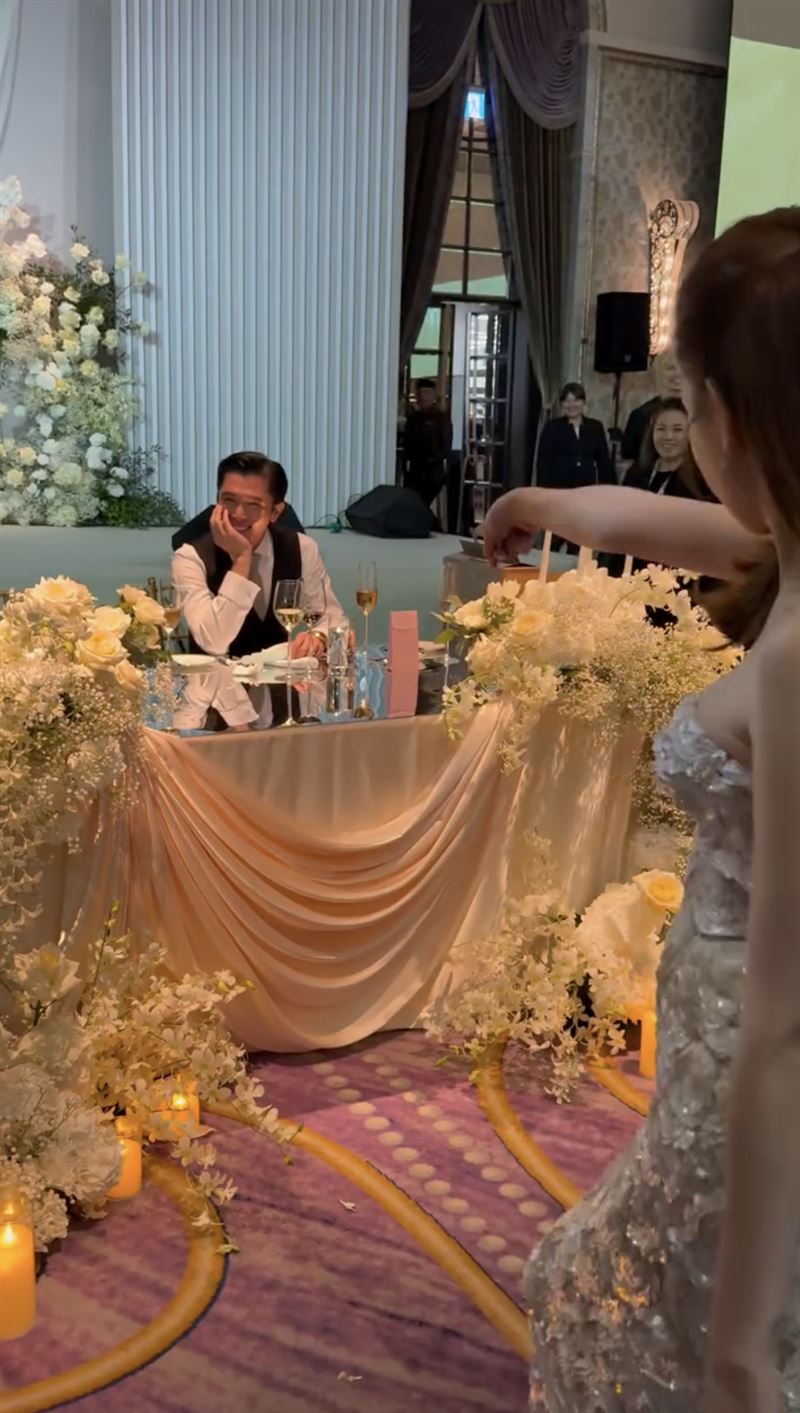 許瑋甯指著邱澤表示「你是我烏暗的心唯一的光」，邱澤寵溺的笑了。（圖／翻攝自IG）